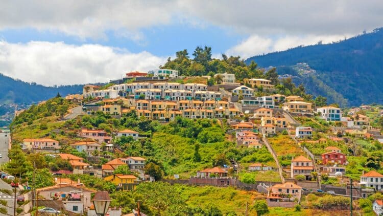 Vue sur les maisons colorées de Funchal, entourées par les montagnes de Madère.