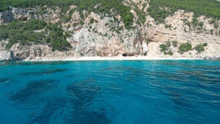 Falaises calcaires et eaux turquoise du golfe d’Orosei en Sardaigne.