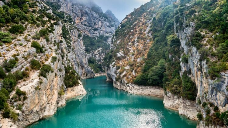 Vue sur les Gorges du Verdon et leur lac aux eaux turquoise.