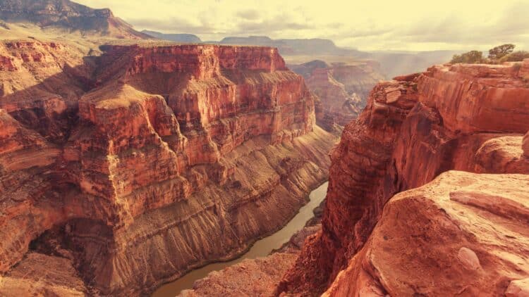 Panorama sur les immenses falaises du Grand Canyon en Arizona au coucher du soleil.
