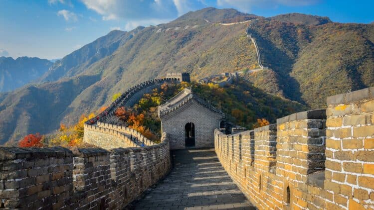 Grande Muraille de Chine serpentant à travers les montagnes en automne.