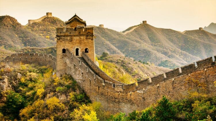 Grande Muraille de Chine traversant les montagnes.