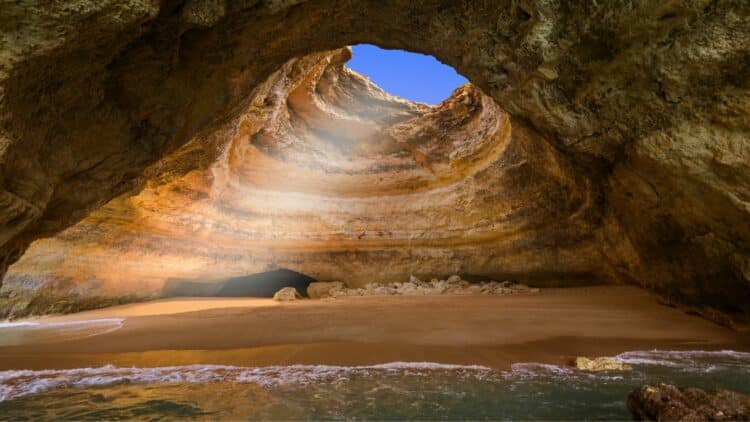 Intérieur de la célèbre grotte marine de Benagil dans l'Algarve.