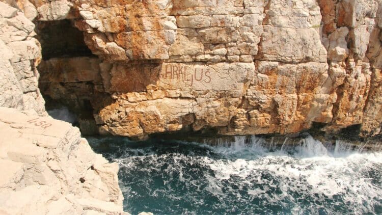 Falaises rocheuses et grotte marine sur l’île de Mljet en Croatie.