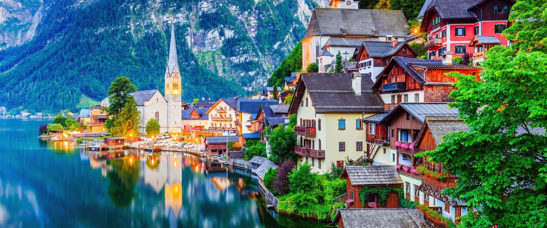 Vue sur le village de Hallstatt au bord de son lac dans les Alpes autrichiennes.