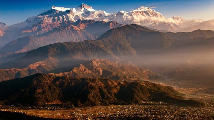Panorama sur les sommets enneigés de l’Himalaya au Népal.