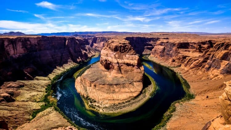 Vue aérienne de Horseshoe Bend avec le fleuve Colorado serpentant au cœur des falaises de l’Arizona.