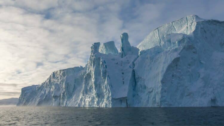 Immense iceberg flottant au large des côtes du Groenland.