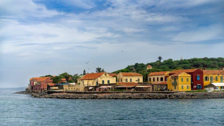 Maisons colorées de l’île de Gorée au large de Dakar.