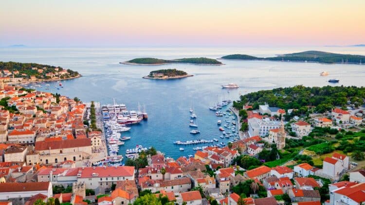 Vue aérienne du port et des îles environnantes à Hvar en Croatie.