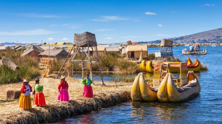 Habitations et embarcations traditionnelles sur le lac Titicaca.