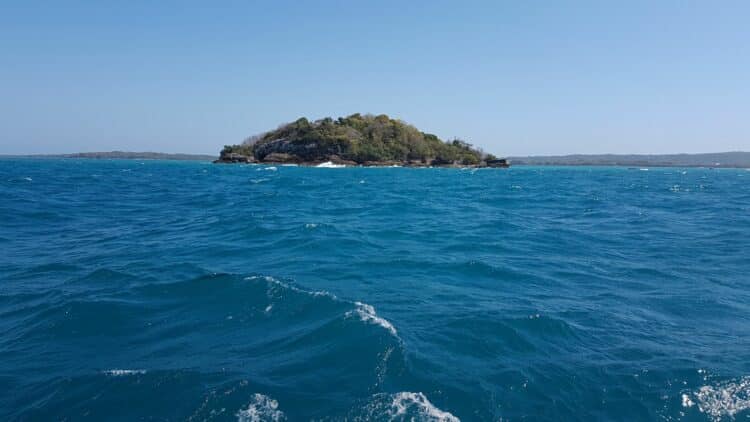 Îlot tropical entouré d’eaux turquoise dans l’archipel des Îles du Rosaire.
