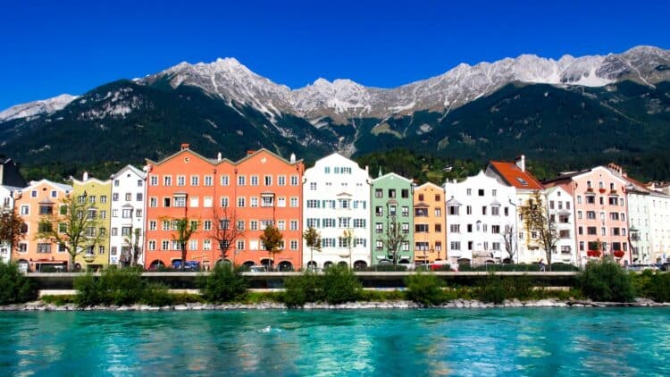 Maisons colorées d’Innsbruck avec les Alpes en arrière-plan.