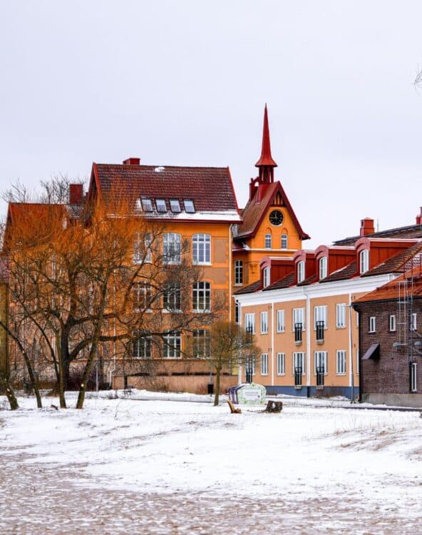 Maisons colorées et clocher dans la ville de Jönköping sous la neige, en Suède.