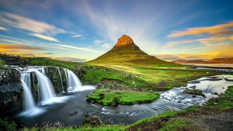 Mont Kirkjufell et sa cascade en Islande.