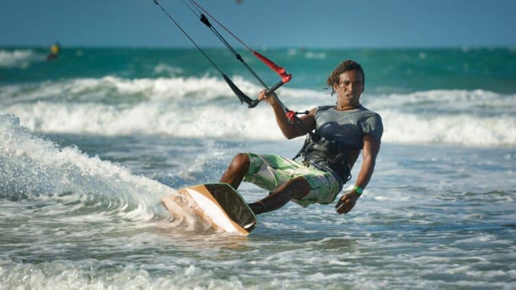Pratiquant de kitesurf sur les eaux turquoise de la mer Rouge en Égypte.