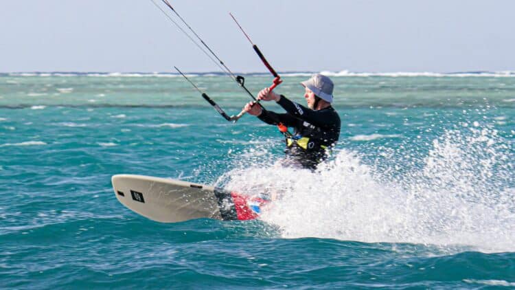 Pratiquant de kitesurf sur les eaux turquoise de la mer Rouge en Égypte.