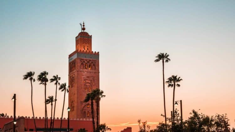 Minaret de la Koutoubia illuminé au coucher du soleil à Marrakech.