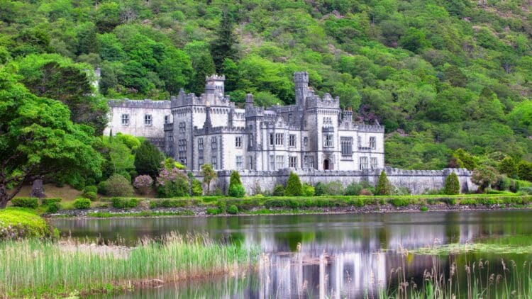 Kylemore Abbey et son reflet dans le lac, au cœur du Connemara en Irlande.