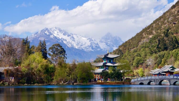Lac et montagnes enneigées dans la province du Yunnan, en Chine.