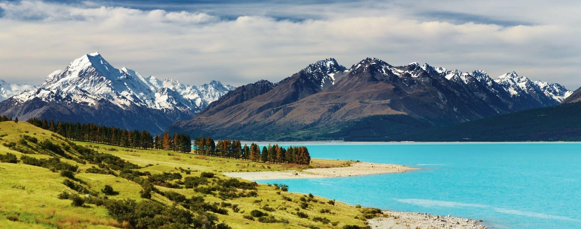 Lac turquoise bordé par les Alpes du Sud en Nouvelle-Zélande.