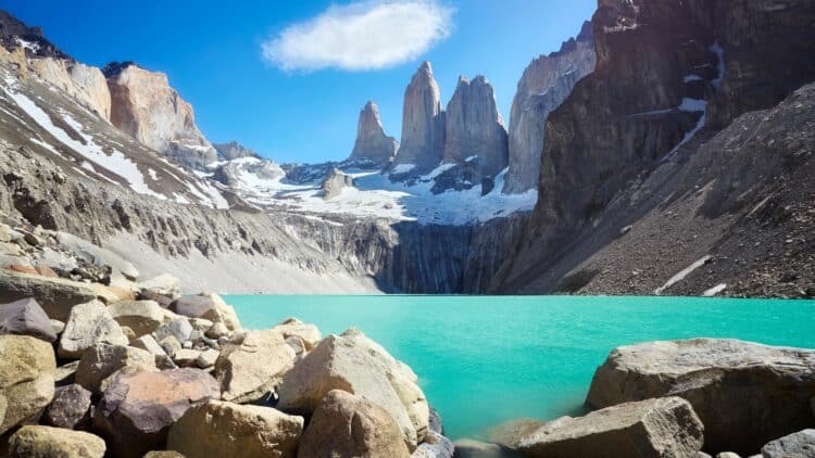Lac turquoise au pied des célèbres tours rocheuses de Torres del Paine.