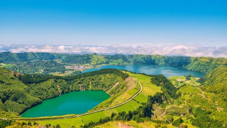Vue panoramique sur les lacs volcaniques des Açores au Portugal.