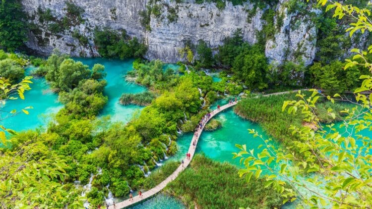Passerelle en bois traversant les lacs turquoise du parc national de Plitvice.