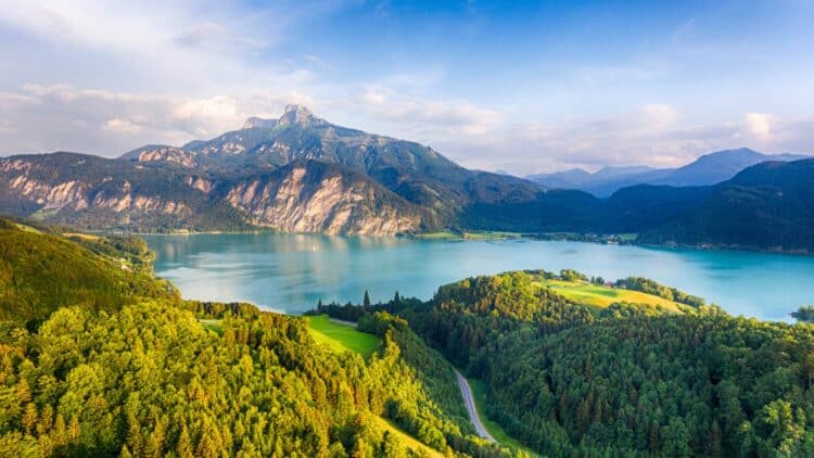 Vue panoramique sur les lacs du Salzkammergut entourés de montagnes autrichiennes.