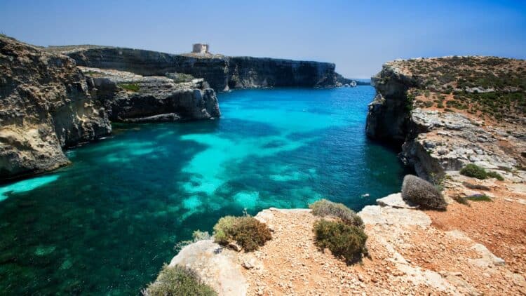 Eaux turquoise du Blue Lagoon sur l’île de Comino à Malte.