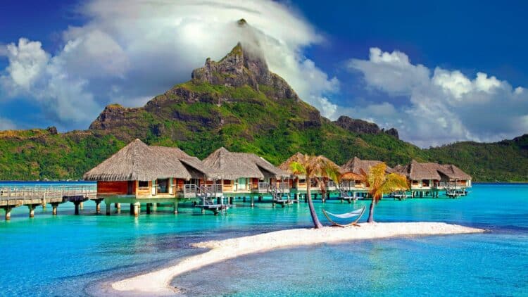 Bungalows sur pilotis dans le lagon turquoise de Bora Bora en Polynésie française.