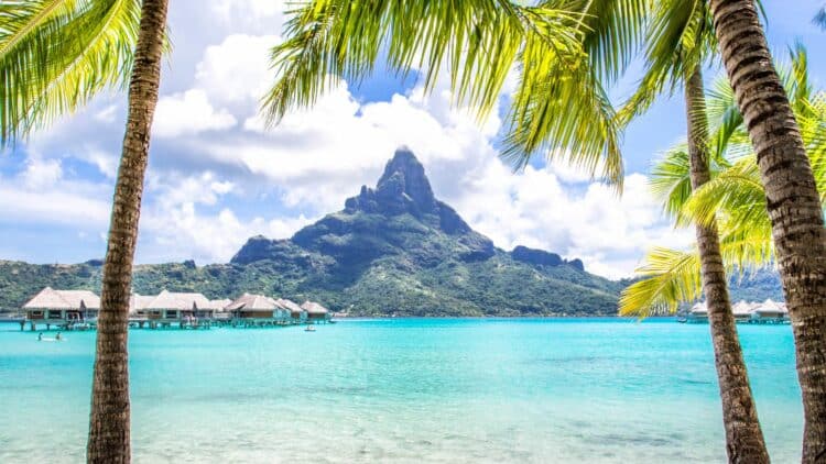 Vue sur le mont Otemanu et le lagon turquoise de Bora Bora, en Polynésie française.