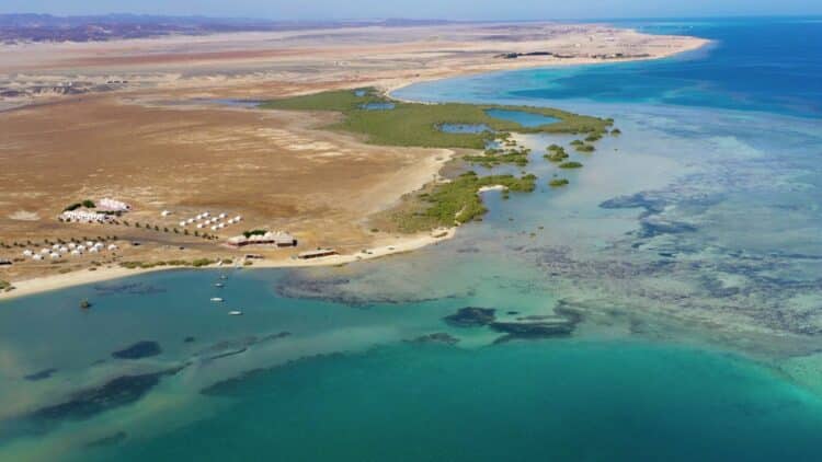 Vue aérienne d’une lagune et du littoral de la mer Rouge en Égypte.
