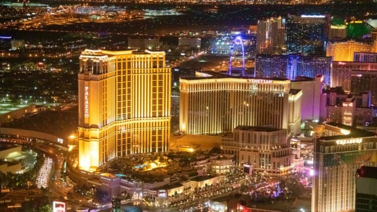 Vue nocturne du Strip de Las Vegas illuminé par les hôtels et casinos emblématiques.