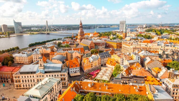 Vue panoramique sur le centre historique de Riga et le fleuve Daugava en Lettonie.