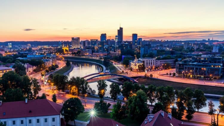 Vue sur le centre moderne de Vilnius et la rivière Néris au coucher du soleil.
