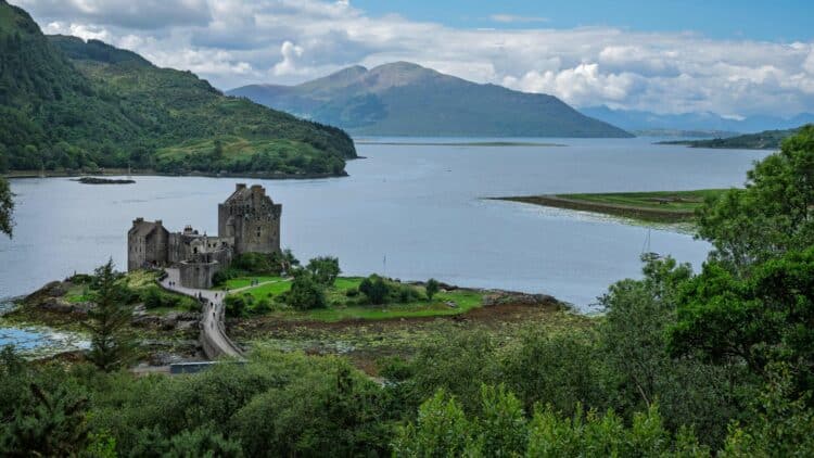 Vue sur le Loch Ness et un château historique au bord du lac en Écosse.