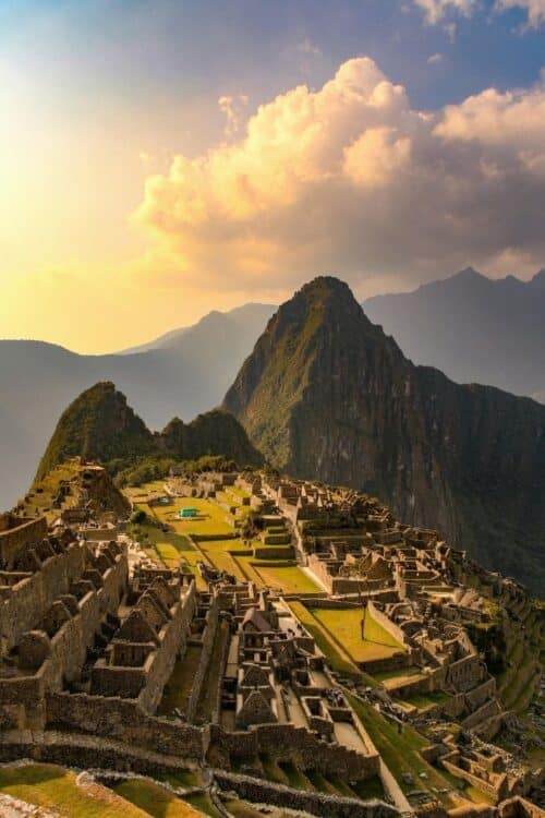 Vue panoramique sur le site du Machu Picchu dans les Andes péruviennes.