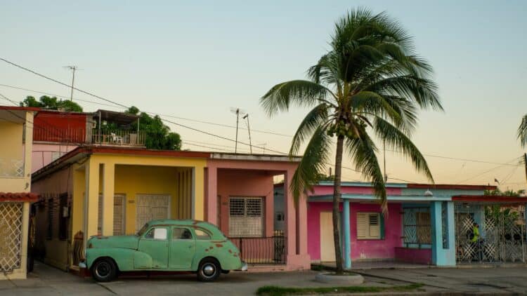 Maisons colorées et voiture ancienne dans un quartier résidentiel de Cuba.