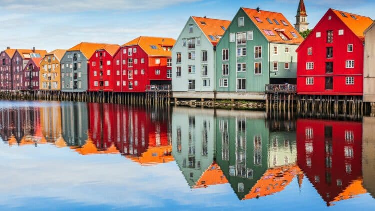 Maisons colorées en bois au bord de l’eau à Trondheim, en Norvège.