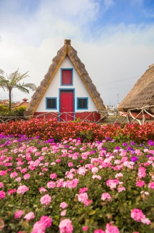 Maison traditionnelle colorée au toit de chaume dans le village de Santana à Madère.