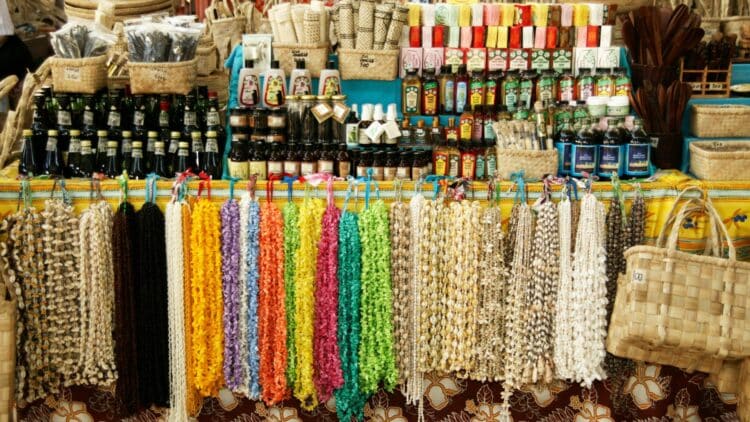 Étal coloré d'un marché traditionnel en Polynésie française avec artisanat local et produits régionaux.