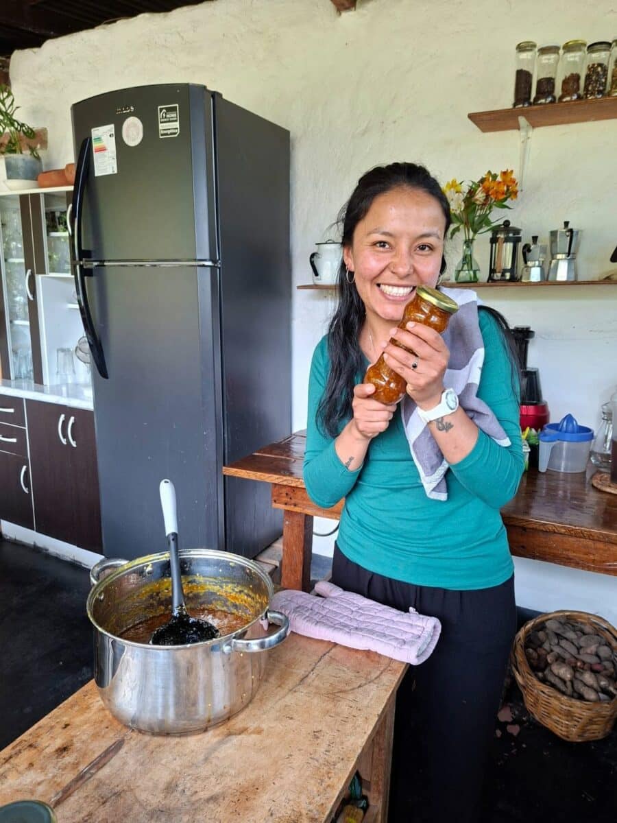 Marycielo préparant une confiture artisanale dans sa ferme écologique en Amazonie péruvienne