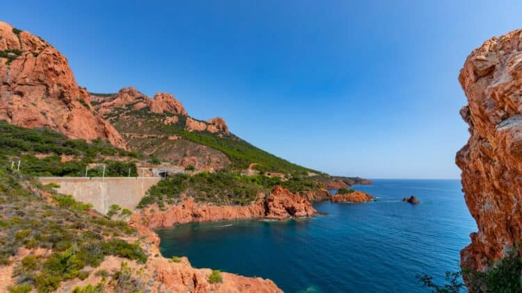 Roches rouges du massif de l’Estérel dominant la mer Méditerranée sur la Côte d’Azur.