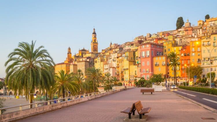 Vue sur les façades colorées et le front de mer de Menton.