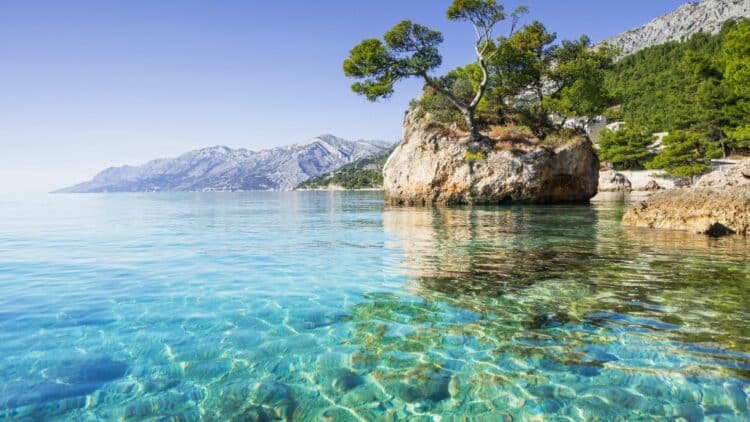 Eaux cristallines de la mer Adriatique bordant la côte croate et ses montagnes.