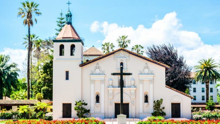 Mission historique de Santa Clara entourée de jardins en Californie.