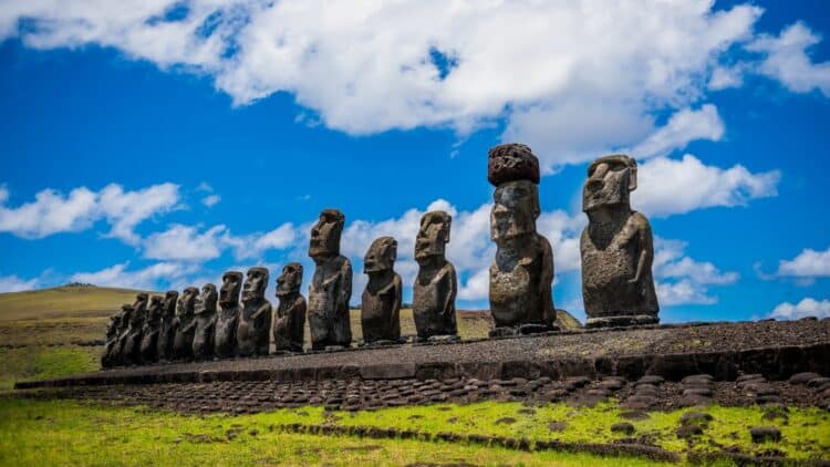 Alignement de statues Moaï sur l’île de Pâques au Chili.