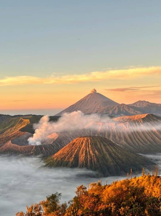Vue sur les cratères fumants du mont Bromo au lever du soleil à Java.