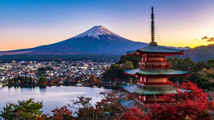 Pagode traditionnelle avec le mont Fuji au coucher du soleil au Japon.